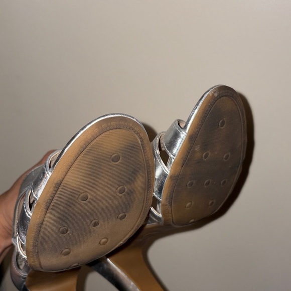 Life stride Women's Silver Sandals 8.5M GUC HOLIDAY PARTY heels NYE - Picture 10 of 16